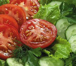Свежий салат с овощами: помидорами и огурцами