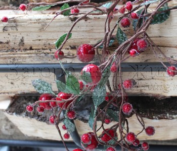 Новогодние композиции своими руками. Дрова в подставке у камина, украшенные новогодней гирляндой с замороженными ягодами