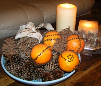 Рождественская композиция на стол с апельсинами-помандерами на стол