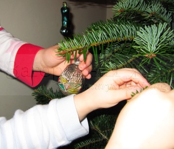 Как украсить новогоднюю елку стильно. Наши дети наряжают елку в винтажные советские игрушки