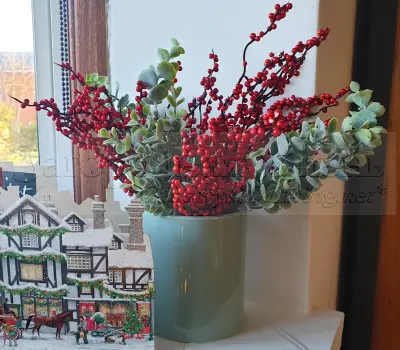 Новогодний букет из искусственных веток с ягодами и вечнозелеными листьями