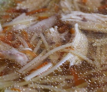 Куриный суп с лапшой (вермишелью). Домашние и народные средства борьбы с простудой