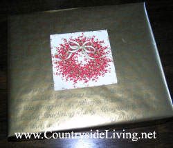 Оформление подарка с помощью упаковочной бумаги и старой новогодней открытки