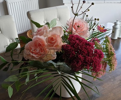 Домашний букет: розы, седум, анемоны и декоративная зелень