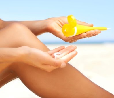 Пятна от солнцезащитного крема на одежде и краске авто. Как удалить?