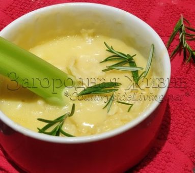 Сыр камамбер, запеченный в духовке с розмарином и чесноком