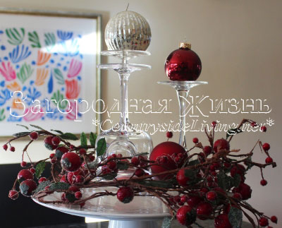 Новогодняя композиция для стола с ягодной гирляндой и елочными шарами своими руками