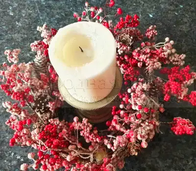 Новогодняя композиция своими руками. Рождественский венок с ягодами и свеча-столб