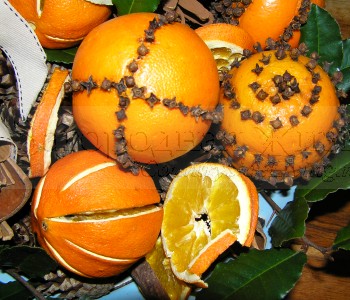Помандеры из апельсинов в ароматической новогоднее композиции