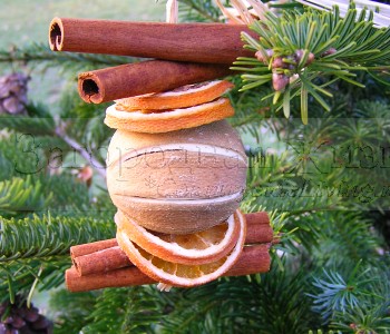Украшение новогодней елки в природном стиле. Засушенные дольки апельсина, помандер и палочки корицы как елочная игрушка