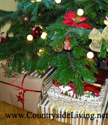 Рождественская елка и подарки под ней. Новогодняя елка