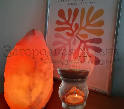 Осенняя атмосфера и уют дома. Аромалампа и оранжевая соляная лампа создают спокойное и созерцательное осеннее настроение. 