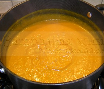 Тыквенный суп после пюрирования блендером. Суп из тыквы со специями