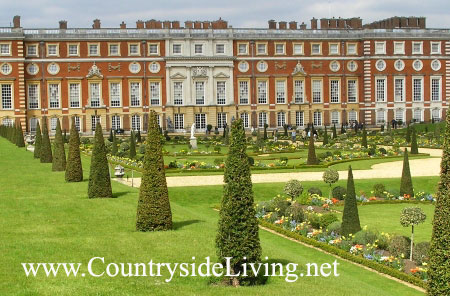 Cад Уильяма III (Privy Garden), дворец Хэмптон Корт (Hampton Court), г-во Суррей, Англия. Позднее барокко