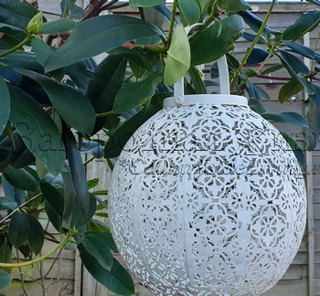 Белый садовый светильник украсит тенистые уголки сада в светлое время дня